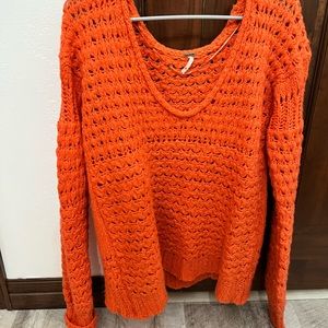 Trendy oversized free people sweater! I would say fits more a medium